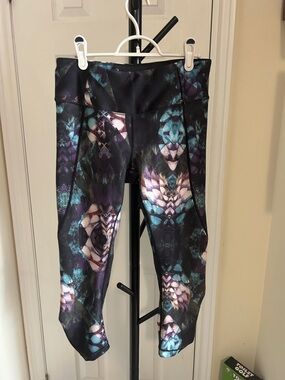 CALIA by Carrie Underwood Teal Purple Black Geometric Capri Leggings
